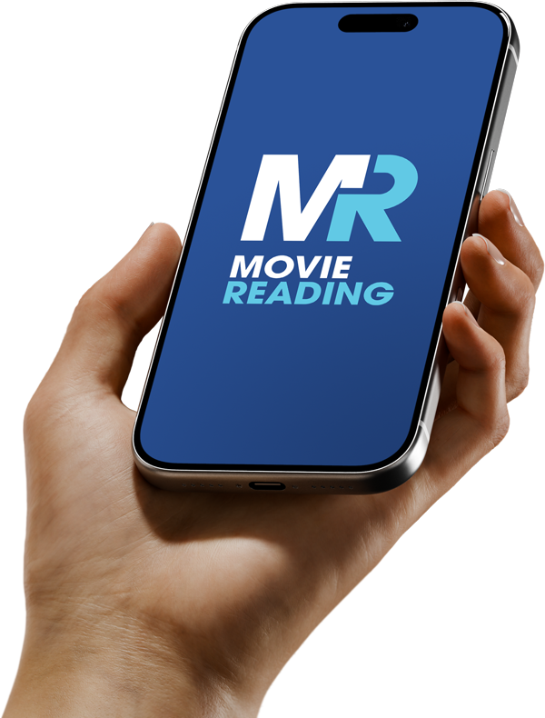 una mano tiene uno smartphone sul cui schermo &egrave; presente il logo di MovieReading, l'app gratuita con audiodescrizione e sottotitoli che rende accessibili i film alle persone non vedenti, cieche, non udenti e sorde